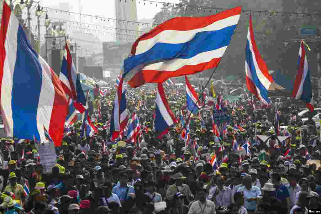 Đoàn người biểu tình chống chính phủ tuần hành trong thủ đô Bangkok, Thái Lan 7/1/14.