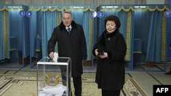 Tổng thống Nursultan Nazarbayev và vợ Sara bỏ phiếu tại 1 trạm bầu cử ở thủ đô Astana của Kazakhstan, ngày 03/4/2011