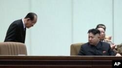 Lãnh tụ Kim Jong Un (phải) khét tiếng là một nhân vật tàn bạo.