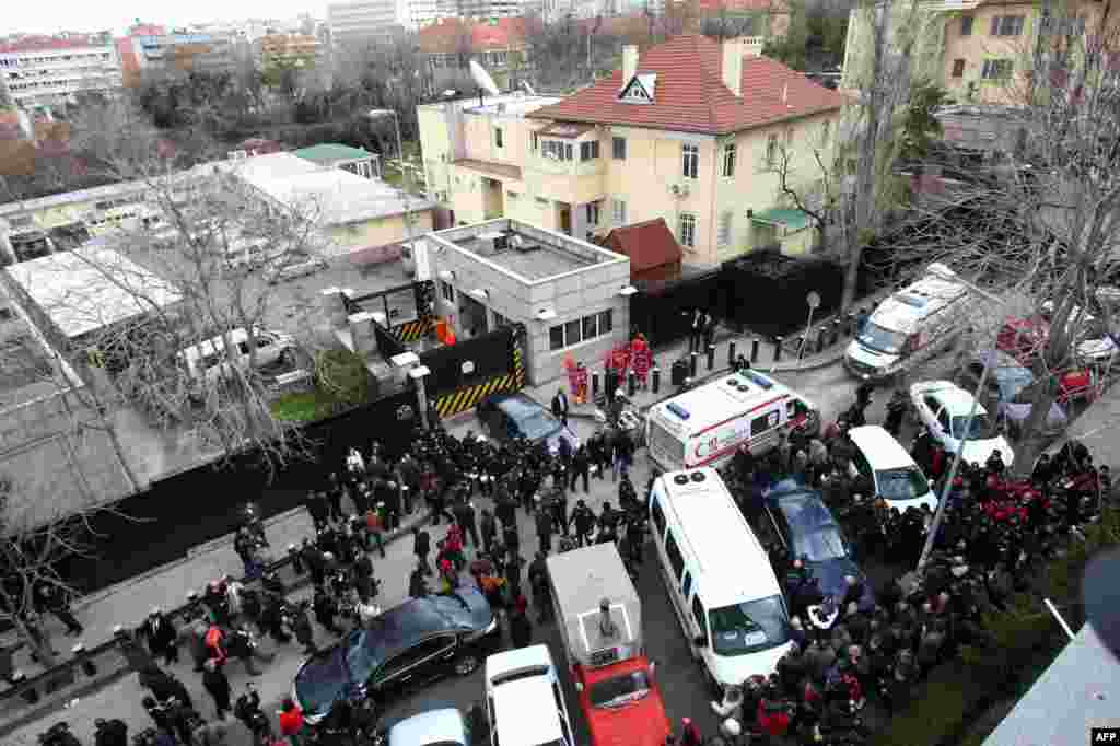 Yetkililer patlama sonrasında olay yerinde kanıt toplamak &uuml;zere &ccedil;alışmalar başlattı. 