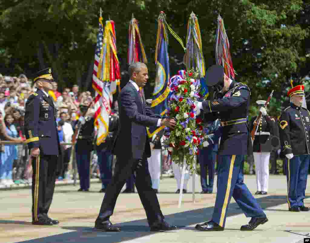 Tổng thống Obama đặt vòng hoa tại Mộ Chiến sĩ Vô danh tại Nghĩa trang Quốc gia Arlington ở Virginia, ngày 25/5/2015.