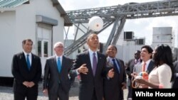 Tổng thống Barack Obama tâng quả bóng phát điện Soccket ball tại nhà máy điện Ubongo Power Plant ở thủ đô Dar es Salaam của Tanzania, ngày 2/7/2013. 