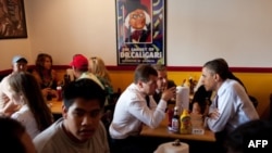 Tổng thống Barack Obama và Tổng thống Dmitry Medvedev của Nga nói chuyện trong bữa trưa tại Ray's Hell Burger ở Arlington, Virginia, ngày 24 tháng 6, 2010