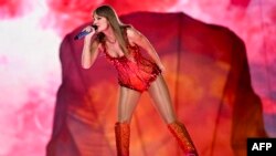 Pop yıldızı Taylor Swift’in rekorlar kıran Eras turnesinin ABD ayağının bilet fiyatlarını aşırı yüksek bulanlar ya da bilet satın alamayanlar, şarkıcının Perşembe günü Paris’te başlayan Avrupa turnesinin nispeten hesaplı biletlerine yöneliyor .