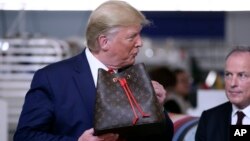 Tổng thống Donald Trump tại một phòng trưng bày của Louis Vuitton ở Alvarado, Texas. Ông Trump cho rằng ông đã có thể kiếm được 2-5 tỷ USD nếu ông tiếp tục kinh doanh và không tham gia chính trường.