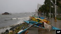 Thuyền đánh cá nhỏ được kéo vào bờ để tránh bão tại Manila, Philippines, ngày 18/10/2015.