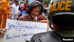 Phụ nữ Campuchia biểu tình trước Ðại sứ quán Việt Nam tại Phnom Penh, ngày 8/7/2014.