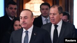 Ngoại trưởng Nga Sergei Lavrov (phải) và người tương nhiệm Thổ Nhĩ Kỳ Mevlut Cavusoglu tiến vào sảnh khi họ hội kiến ở Moscow, Nga, ngày 20 tháng 12, 2016. 