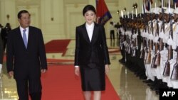 Hàng quân danh dự Kampuchea dàn chào Thủ Tướng Thái Yingluck Shinawatra (phải) khi bà đến thăm