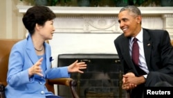 Tổng thống Mỹ Barack Obama (phải) chào đón Tổng thống Hàn Quốc Park Geun-hye cho cuộc họp tại Phòng Bầu dục của Nhà Trắng ở Washington, ngày 16/10/2015.