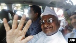 Ông Anna Hazare vẫy chào các ủng hộ viên sau khi bị cảnh sát bắt giữ ở New Delhi, ngày 16/8/2011