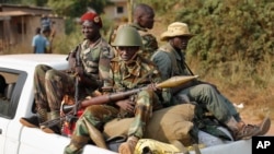 Các chiến binh Seleka lái xe quái Bangui sau khi sơ tán khỏi Trại Deoux ở trung tâm thành phố, 27/1/2014. (AP Photo/Jerome Delay)