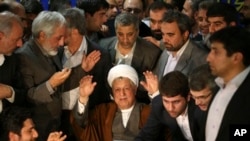 Cựu tổng thống Iran Akbar Hashemi Rafsanjani (giữa) đến đăng ký ứng cử tổng thống