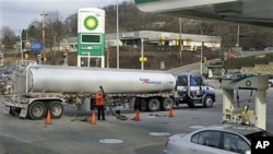 Một trạm xăng BP ở Pittsburgh, Pennsylvania bán 3,75 đôla một gallon, 28/2/2012