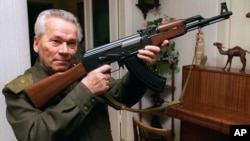 Ông Mikhail Kalashnikov thiết kế súng tự động AK-47 vào năm 1947.