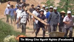 Nhóm người mang gậy gộc, tuýp sắt tấn công các đan sĩ của Đan viện Thiên An vào ngày 29/6/2017.