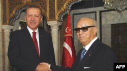 Başbakan Recep Tayyip Erdoğan Tunus'ta Geçici Hükümet Başkanı Beji Caid Essebsi ile