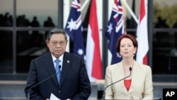 Tổng thống Indonesia Susilo Bambang Yudhoyono và Thủ tướng Australia Julia Gillard trong cuộc họp báo tại Darwin, ngày 3/7/2012