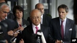 Tổng giám đốc Cơ quan Nguyên tử năng Quốc tế IAEA Yukiya Amano phát biểu trước báo giới tại sân bay quốc tế Vienna sau khi trở về từ Iran, ngày 22/5/2012