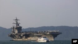 Tàu sân bay USS Carl Vinson đến Đà Nẵng hôm 5/3/2018. (AP Photo/ Hau Dinh)