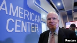 Thượng nghị sĩ John McCain sau một cuộc họp báo tại Trung tâm Hoa Kỳ ở Hà Nội, ngày 8/8/2014.