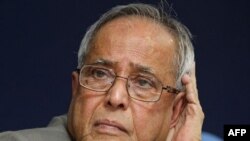 Bộ trưởng Tài chánh Ấn Độ Pranab Mukherjee tại buổi điều trần kinh tế thường niên 25/2/11