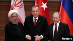 Tổng thống Iran Hassan Rouhani (trái) Tổng thống Thổ Nhĩ Kỳ Recep Tayyip Erdogan và Tổng thống Nga Vladimir Putin tại cuộc họp báo chung ở Ankara, Thổ Nhĩ Kỳ, ngày 4/4/2018.