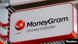 Logo của công ty thanh toán điện tử Moneygram bên ngoài một ngân hàng ở Vienna, Áo.