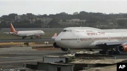 Phi cơ của hãng hàng không Air India trong sân bay quốc tế ở thành phố Mumbai, Ấn Độ