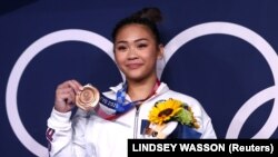 Nhờ Simone Biles rút lui nên nước Mỹ khám phá một nữ lực sĩ gymnastics mới: Sunisa Lee, 18 tuổi, người Mỹ đầu tiên tham dự Thế Vận Hội có nguồn gốc Hmong tị nạn! 