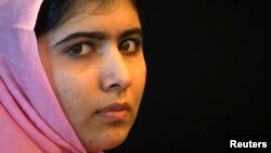 Nữ sinh người Pakistan Malala Yousafzai bị Taliban bắn khi đang đi xe buýt năm 2012.