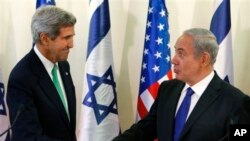 Ngoại trưởng Hoa Kỳ John Kerry (trái) và Thủ tướng Israel Benjamin Netanyahu sau cuộc họp báo tại văn phòng thủ tướng ở Jerusalem