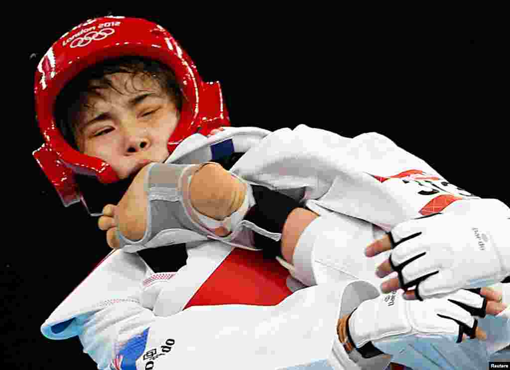 Hedaya Wahba của Ai Cập hạ Robin Cheong (tr&aacute;i) của New Zealand trong trận v&ograve;ng loại taekwondo. 9/8/20112. REUTERS/Kim Kyung-Hoon 