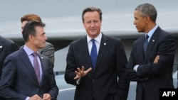 Từ trái: Tổng thư ký NATO Anders Fogh Rasmussen, Thủ tướng Anh David Cameron và Tổng thống Hoa Kỳ Barack Obama dự hội nghị thượng đỉnh NATO tại khu nghỉ mát Celtic Manor ở Newport, South Wales, 5/9/14