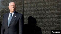 Tướng Colin Powell tại tượng đài tưởng niệm chiến tranh Việt Nam, 11/11/2007.