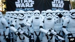 Hơn 100 nhân vật hành động Stormtrooper tại buổi ra mắt phim Star Wars; The Force Awakens ở Glendale, California.