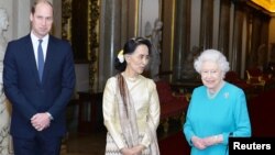 Nữ hoàng Anh Elizabeth và Hoàng từ William tiếp bà Aung San Suu Kyi, nhà lãnh đạo trên thực tế cùa Myanmar tại London, ngày 5/5/2017.