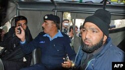 Một viên chức tình báo đang thẩm vấn nghi can Mumtaz Qadri (phải) đã giết Tỉnh trưởng Salman Taseer