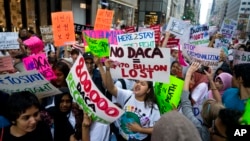 Các nhà hoạt động ủng hộ chương trình DACA tập họp gần Trump Tower ở New York ngày 15/8/2017.