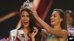 Cô Catriona Gray được người tiền nhiệm trao vương miện. 