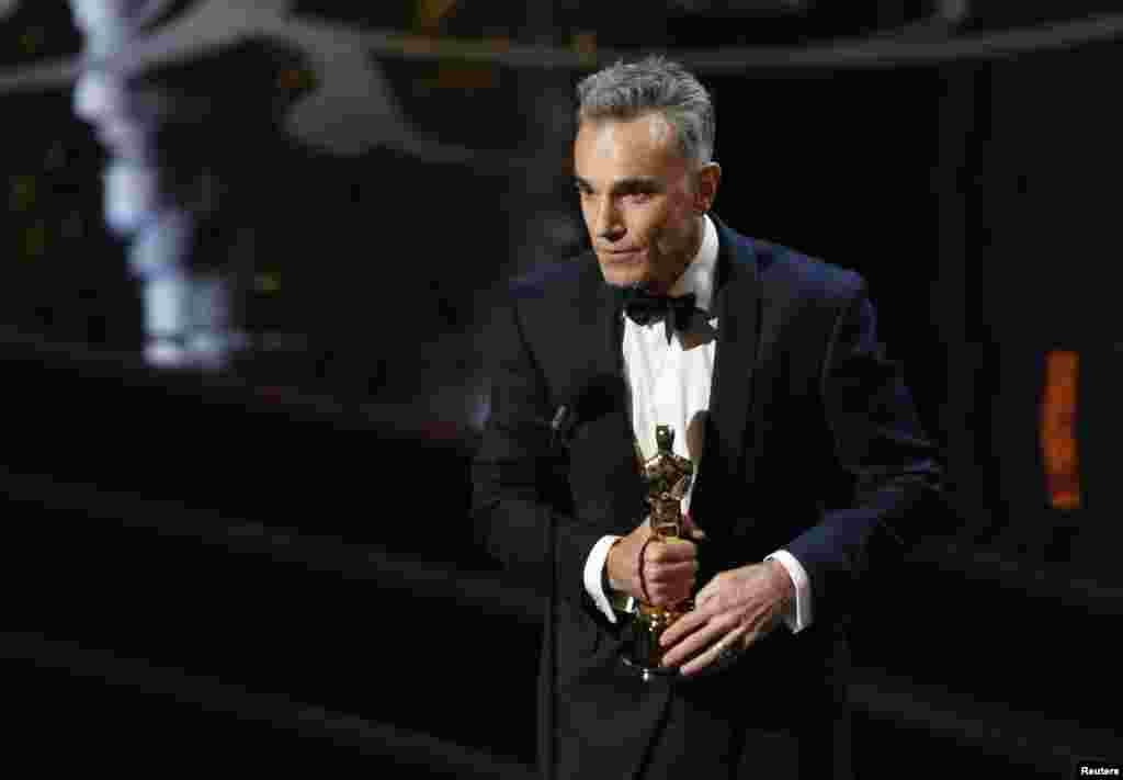 Daniel Day Lewis&nbsp;nhận giải Oscar Nam diễn vi&ecirc;n ch&iacute;nh xuất sắc nhất cho vai diễn trong phim Lincoln.