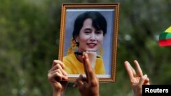 Công dân Myanmar giơ ảnh bà Aung San Suu Kyi trong cuộc biểu tình ở Bangkok, Thái Lan, hôm 22/2/2021.