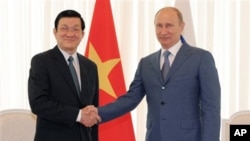 Tổng thống Nga Vladimir Putin và Chủ tịch nước Việt Nam Trương Tấn Sang bắt tay trong cuộc họp tại khu nghỉ mát Sochi bên bờ Biển Đen, ngày 27/7/2012