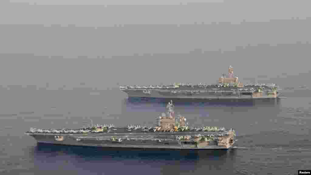 Tàu sân bay USS Carl Vinson (CVN 70) và USS George HW Bush tại Vịnh Ả Rập, ngày 18/10/2014. 