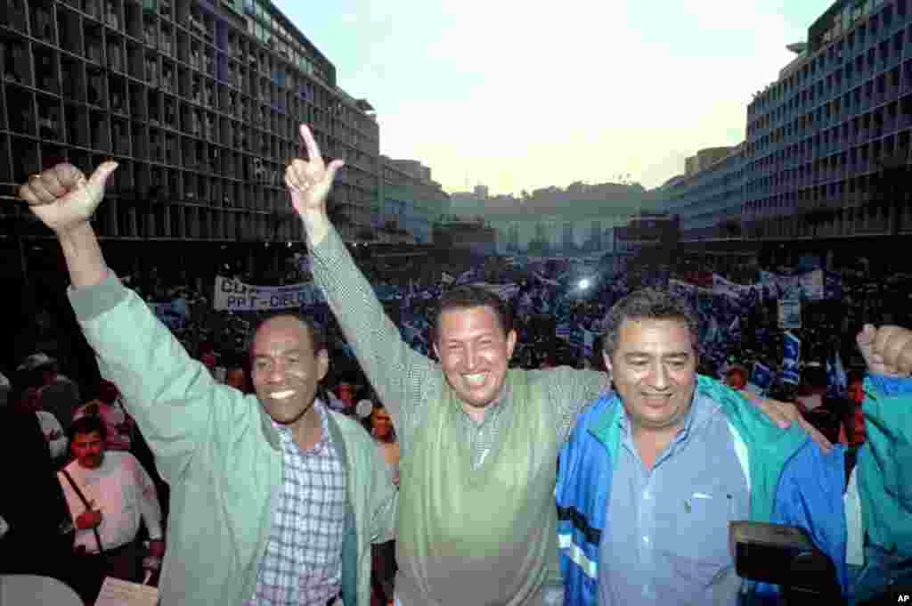 &Ocirc;ng Hugo Chavez (giữa), Aristobulo Izturi (tr&aacute;i) v&agrave; Pablo Medina tại một cuộc m&iacute;t tinh ở Caracas, ng&agrave;y 24/4/1998. 