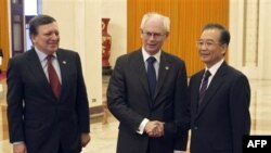 Thủ tướng Trung Quốc Ôn Gia Bảo bắt tay với Chủ tịch Châu Âu Herman Van Rompuy, bên trái là Chủ tịch Ủy hội Châu Âu Jose Manuel Barroso tại Sảnh đường Nhân dân ở Bắc Kinh, ngày 14/2/2012