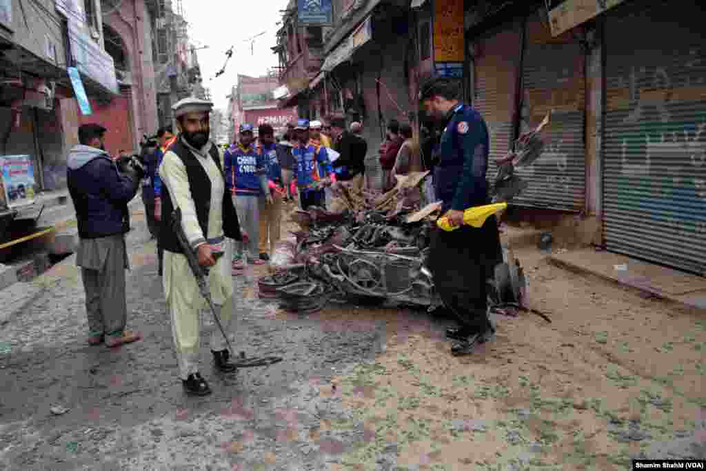 دھماکے کی وجہ سے علاقے کے کالی باڑی بازار میں بہت سی دکانوں اور گھروں کو بھی نقصان پہنچا ہے۔