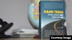 'Hành Trình Cộng Đồng Việt Trên Đất Mỹ' do Người Việt Books xuất bản. (Hình: Triết Trần/Người Việt)