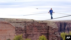 Nik Wallenda lập kỷ lục đi dây qua hẻm núi Grand Canyon