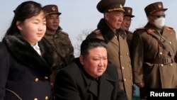 Lãnh tụ Triều Tiên Kim Jong Un theo dõi một cuộc bắn tên lửa (ảnh tư liệu).